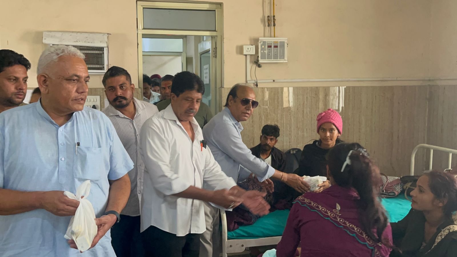 उत्तराखंड राज्य स्थापना दिवस की 25वीं वर्षगांठ पर कांग्रेस ने किया सेवा कार्य — मरीजों को बांटे फल
